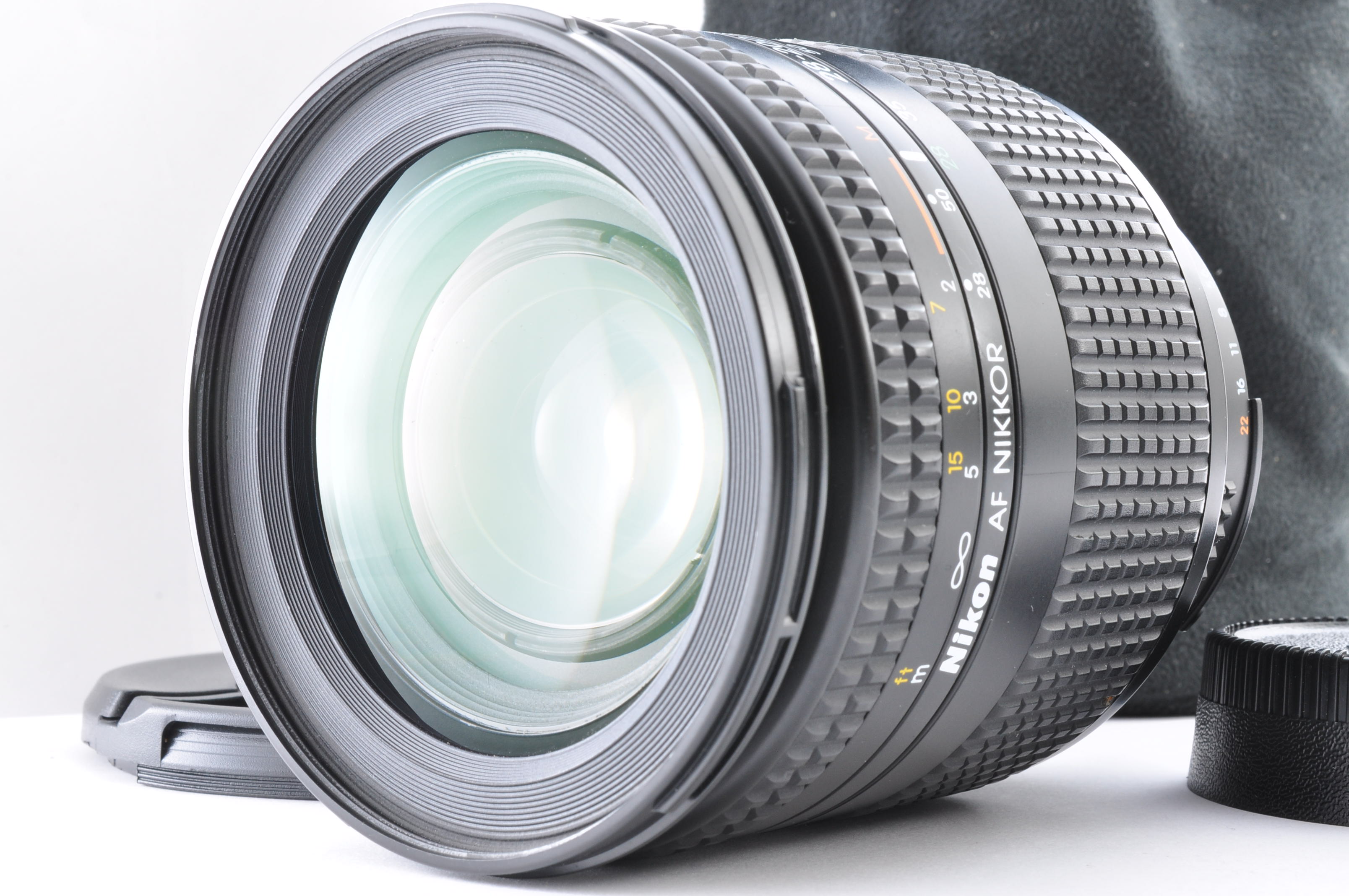 NIKON AF NIKKOR 28-200mm F/3.5-5.6 D Zoom Lens Near Mint